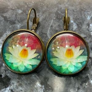 $2/$29 or 3/$39 NWOT Colorful red/green ombre lotus floral blossom earrings